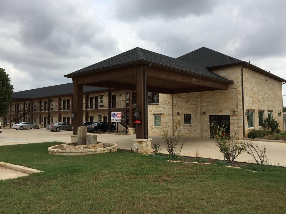 Pearsall Inn and Suites Main image