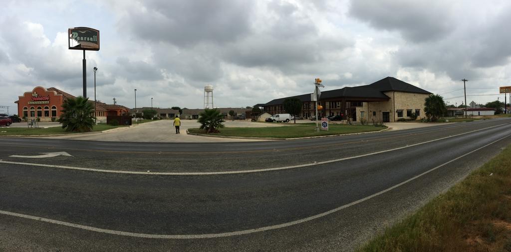 Pearsall Inn and Suites image 15