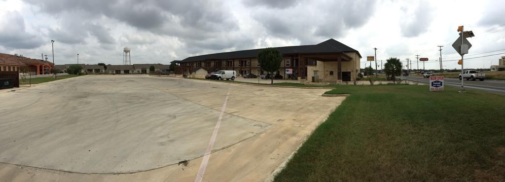 Pearsall Inn and Suites image 19