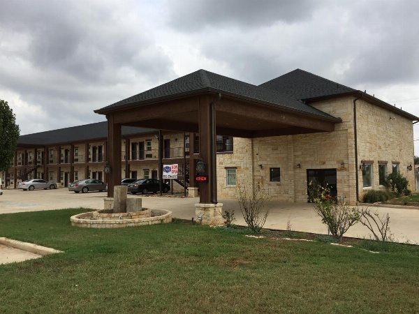 Pearsall Inn and Suites image 3