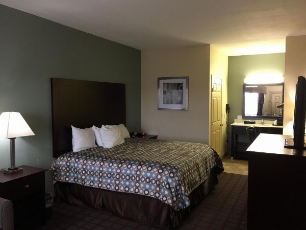 Pearsall Inn and Suites image 36