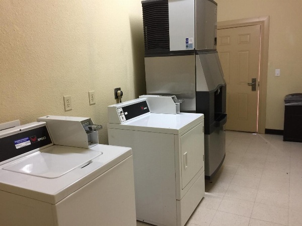 Pearsall Inn and Suites image 39