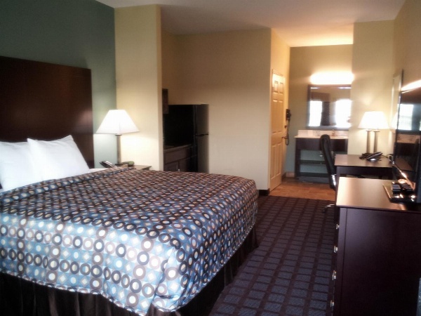 Pearsall Inn and Suites image 6