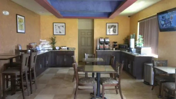 Pearsall Inn and Suites 5